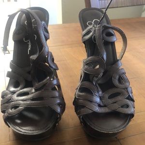 Jessica Simpson brown platform heels. Size 7 1/2.